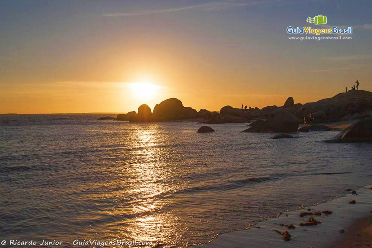 Imagem do lindo entardecer na Praia Pedra do Sal.